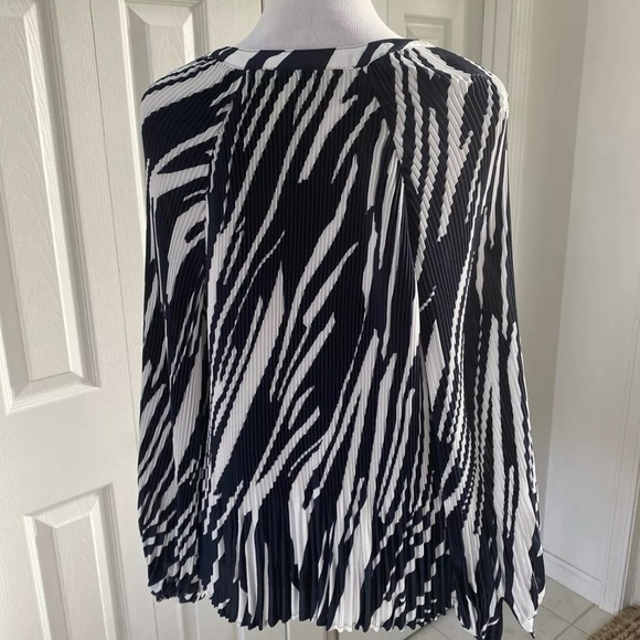 SOLD Republic Black and White Asymmetrical Long Sleeve Blouse - Picture 4 of 7
